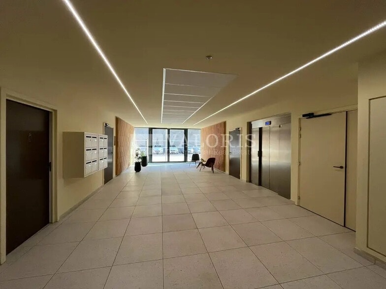 Office in Marseille for lease - Building Photo - Image 2 of 21