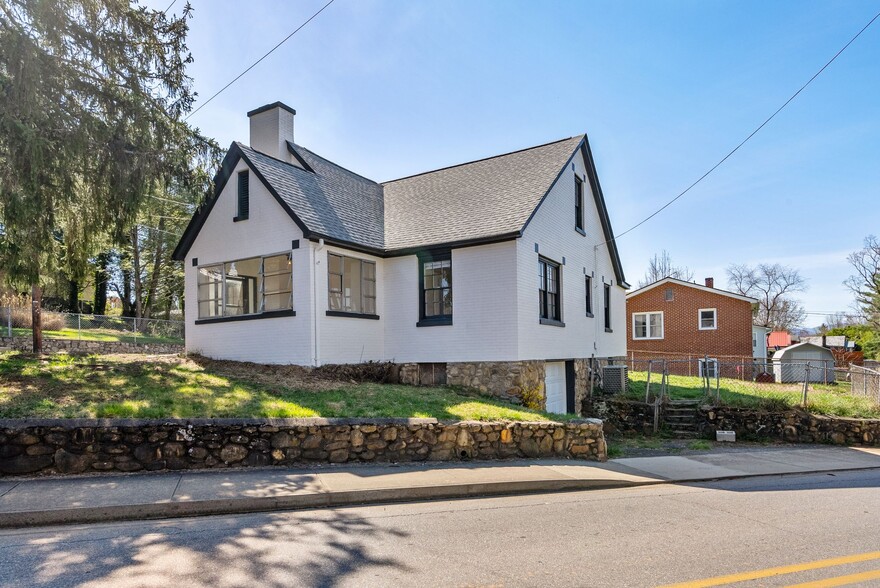 720 Main st, Canton, NC à louer - Photo principale - Image 1 de 64