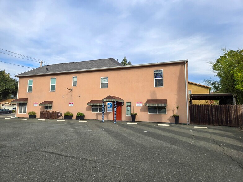 448 Sebastopol Ave, Santa Rosa, CA à vendre - Photo du bâtiment - Image 3 de 22