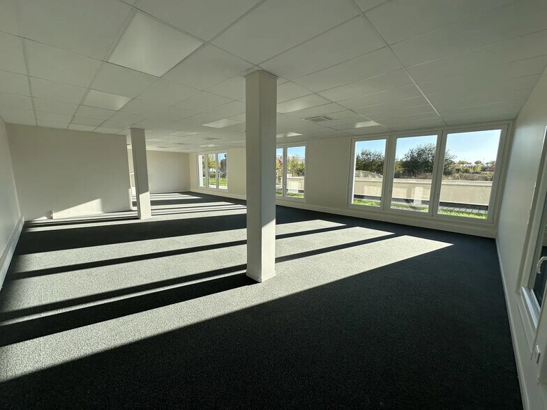 Office in Bezannes for sale - Interior Photo - Image 1 of 5
