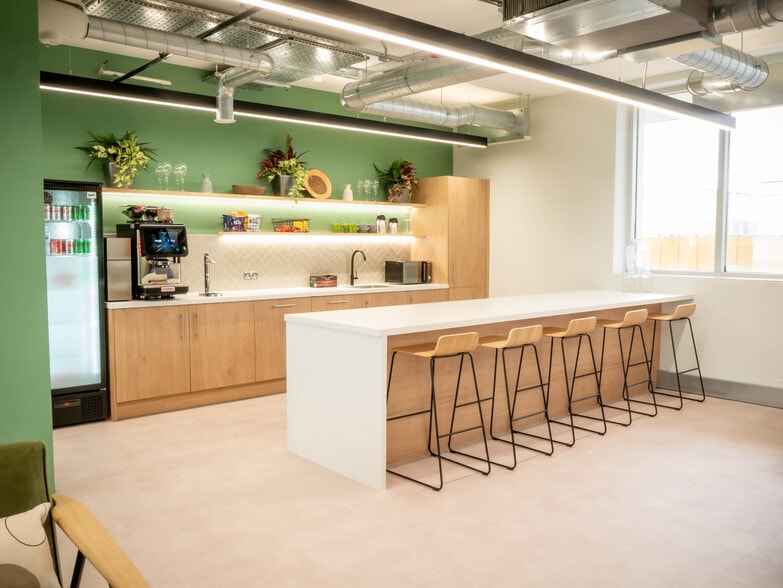 Charles Sq, Bracknell for lease - Interior Photo - Image 3 of 16