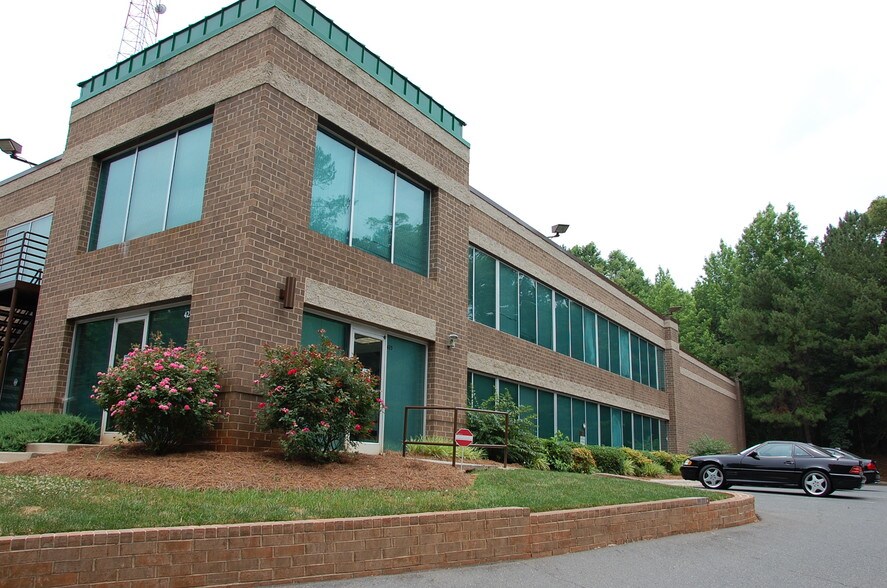 425 E Arrowhead Dr, Charlotte, NC à louer - Photo principale - Image 2 de 9