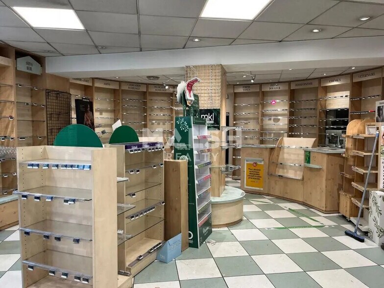 Retail in Brignais for lease - Interior Photo - Image 2 of 7