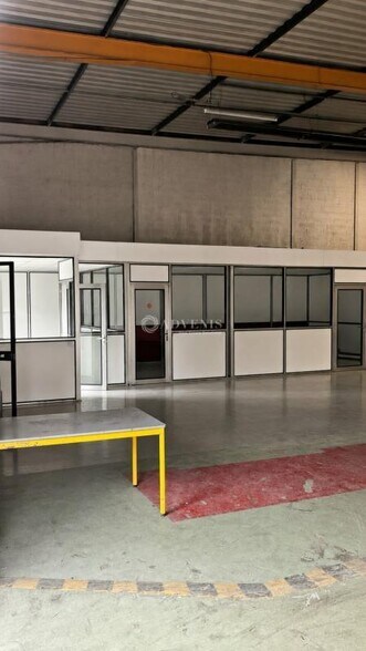 Flex in Ecquevilly for lease - Interior Photo - Image 3 of 7