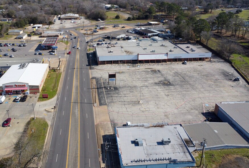 315-330 E Spring St, Palestine, TX à louer - Photo du bâtiment - Image 3 de 19