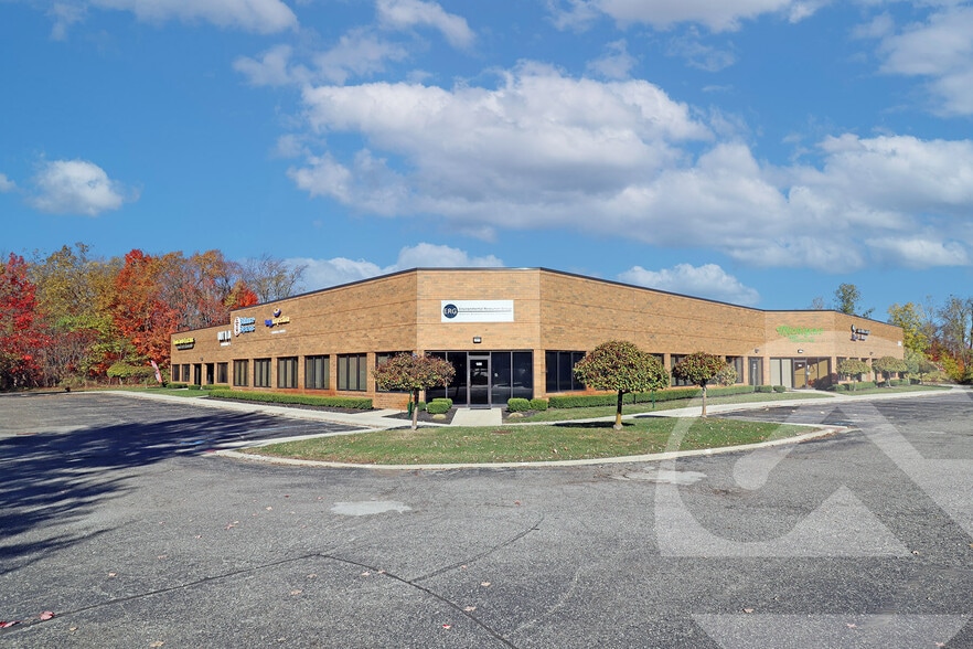 28003 Center Oaks Ct, Wixom, MI for lease - Primary Photo - Image 1 of 2
