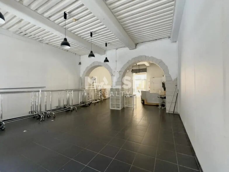 Retail in Lyon for lease - Interior Photo - Image 1 of 8