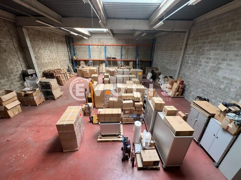 15 Rue Jean Zay, Saint-Priest for lease - Interior Photo - Image 3 of 20
