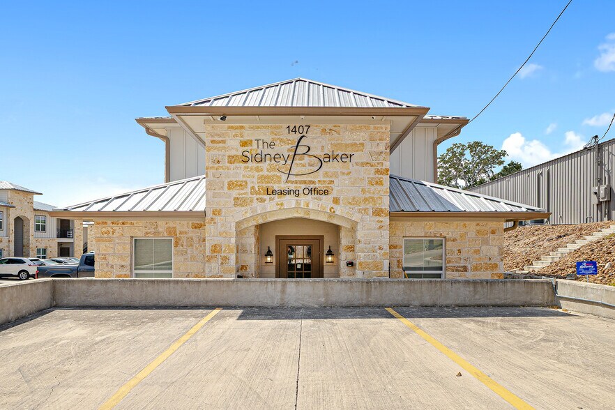 1407 Sidney Baker St, Kerrville, TX à vendre - Photo du bâtiment - Image 1 de 38