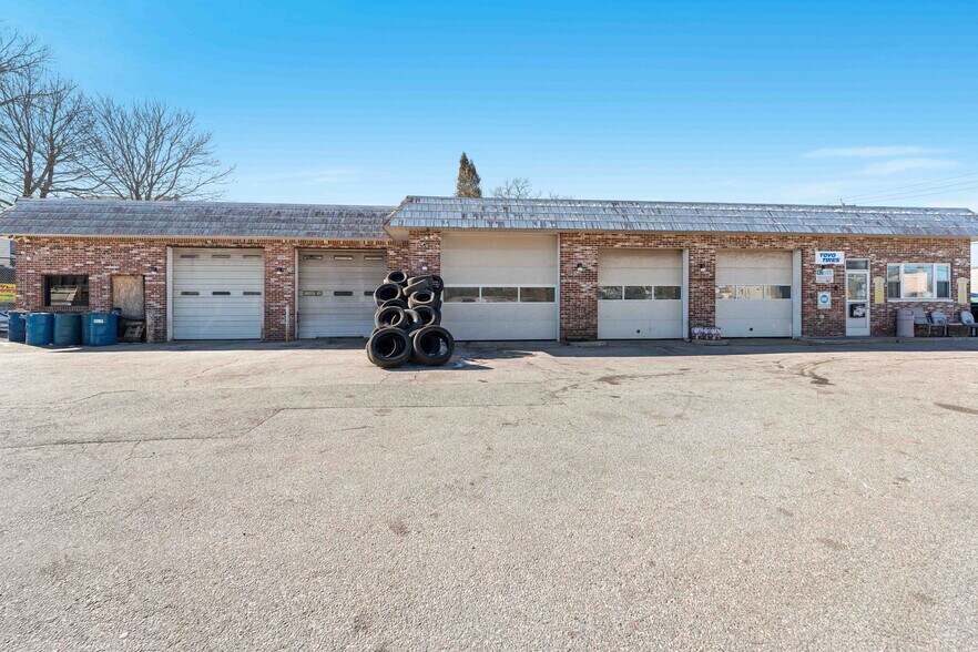 1791 Elmwood Ave, Warwick, RI à vendre - Photo du bâtiment - Image 1 de 15