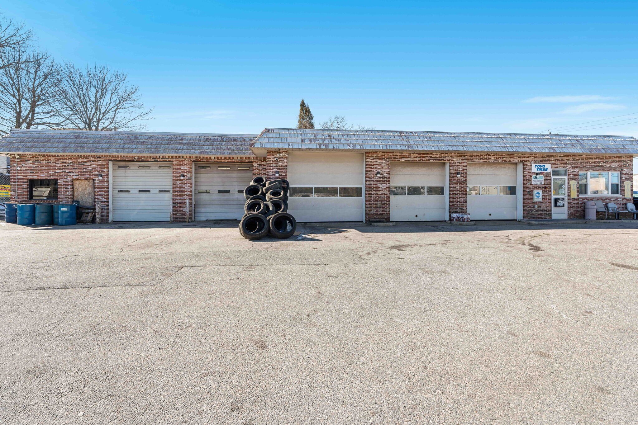 1791 Elmwood Ave, Warwick, RI à vendre Photo du bâtiment- Image 1 de 16