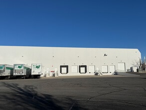 990 N Hills Blvd, Reno, NV à louer Photo du bâtiment- Image 1 de 2