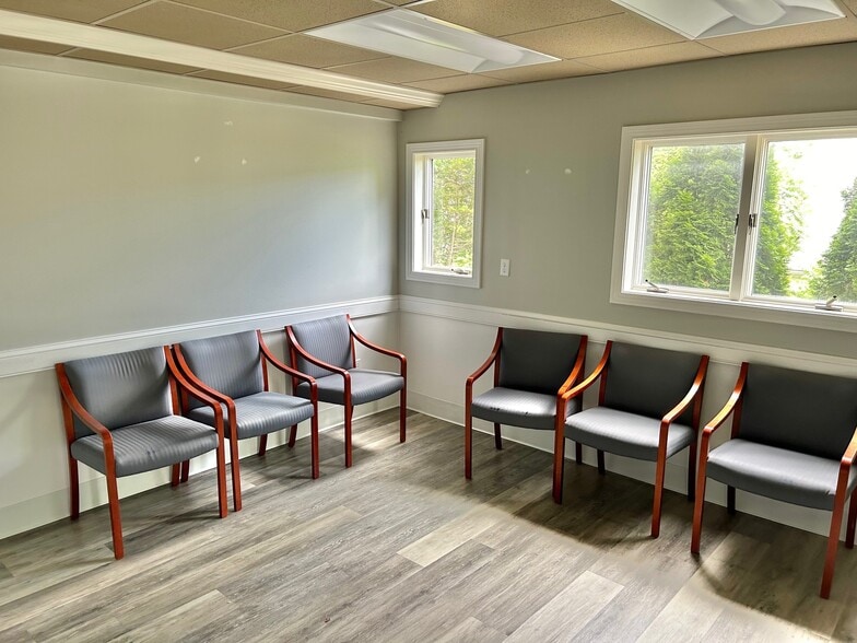 46 W Avon Rd, Avon, CT for lease - Building Photo - Image 3 of 11