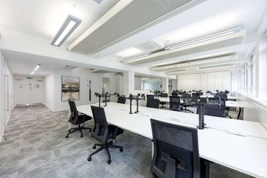 11 Hills Pl, Londres à louer - Photo du bâtiment - Image 3 de 12