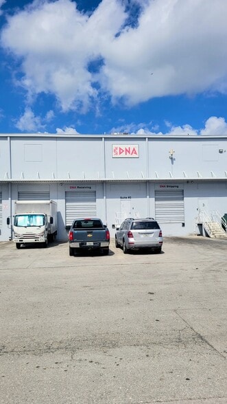 5900 NW 97th Ave, Doral, FL à louer - Photo du bâtiment - Image 2 de 10
