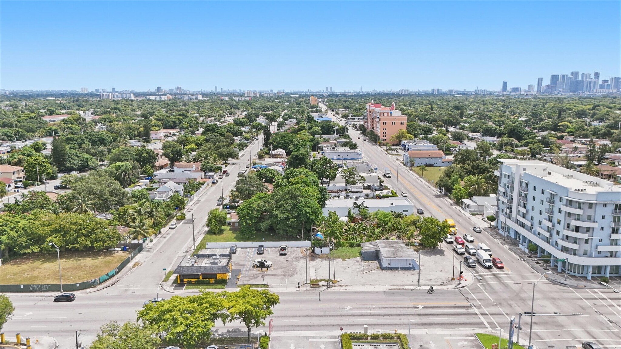5495 NW 17th Ave, Miami, FL 33142 portefeuille de 3 propriétés à vendre sur LoopNet.ca Aérien- Image 1 de 22