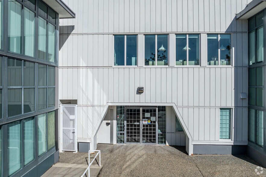 9180 King George Blvd, Surrey, BC à louer - Photo du bâtiment - Image 2 de 3
