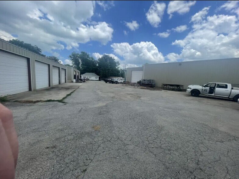 117 S Walnut Ave, Republic, MO à vendre - Photo du bâtiment - Image 3 de 5