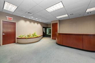 30-02 Newtown Ave, Astoria, NY à louer Hall d’entrée- Image 2 de 17