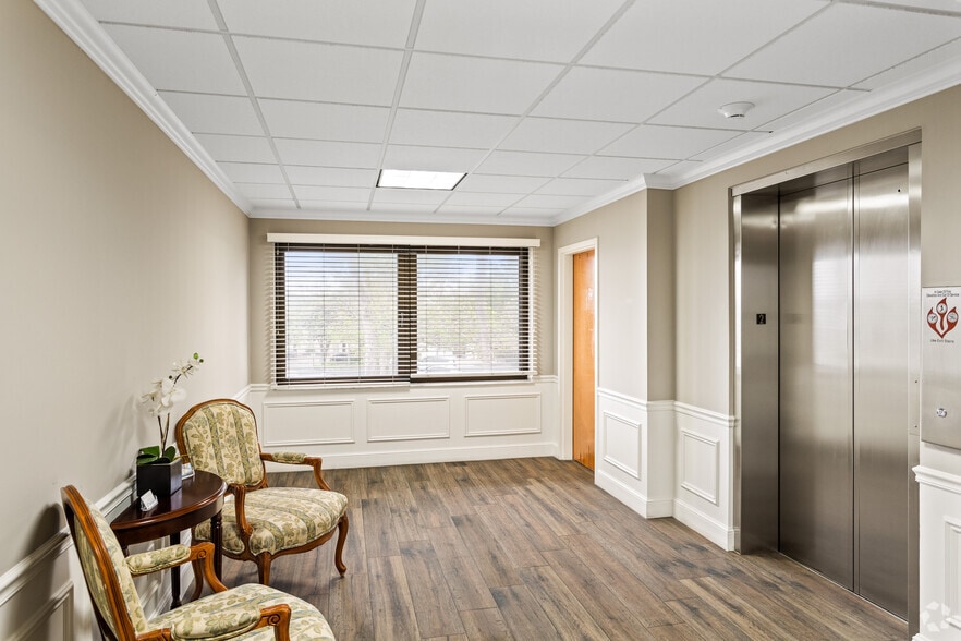 3601 SE Ocean Blvd, Stuart, FL for sale - Interior Photo - Image 2 of 11