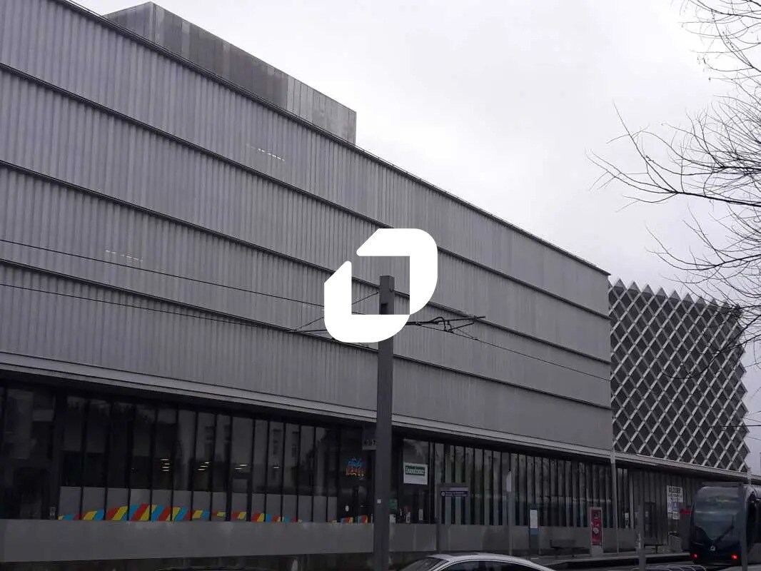 Retail in Lormont for lease Building Photo- Image 1 of 8