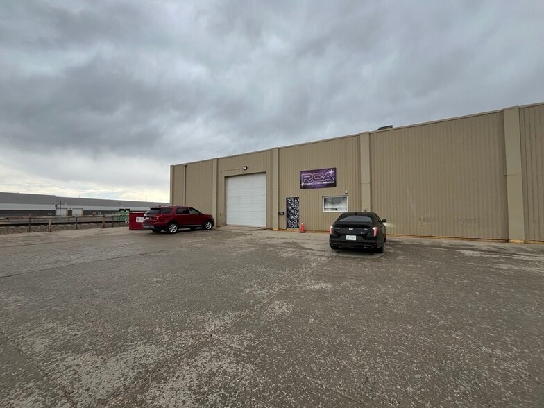 296 Henderson Dr, Regina, SK à louer - Photo du bâtiment - Image 3 de 4