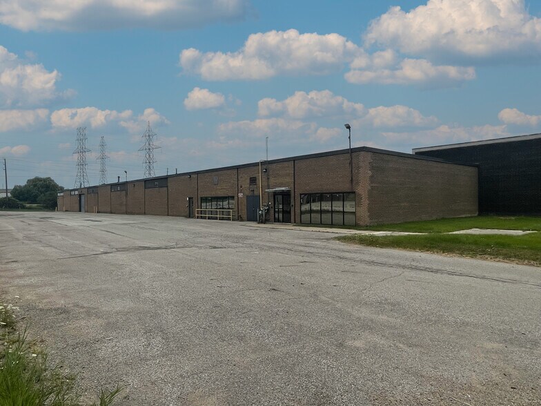 110 Ronson Dr, Toronto, ON à vendre - Photo du bâtiment - Image 2 de 11