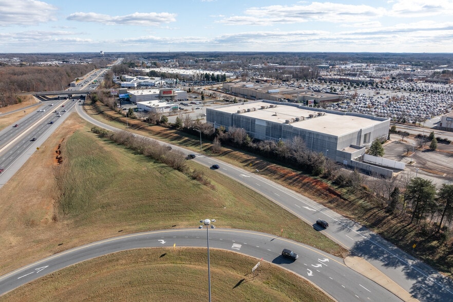 5410 Hornaday Rd, Greensboro, NC for lease - Building Photo - Image 2 of 6