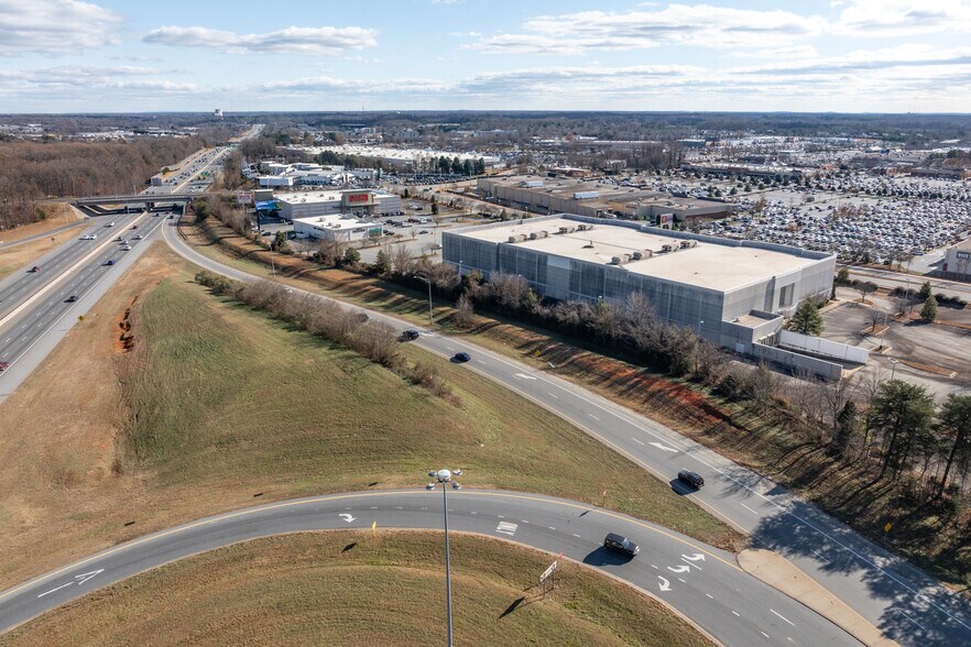 5410 Hornaday Rd, Greensboro, NC à louer - Photo du bâtiment - Image 2 de 6