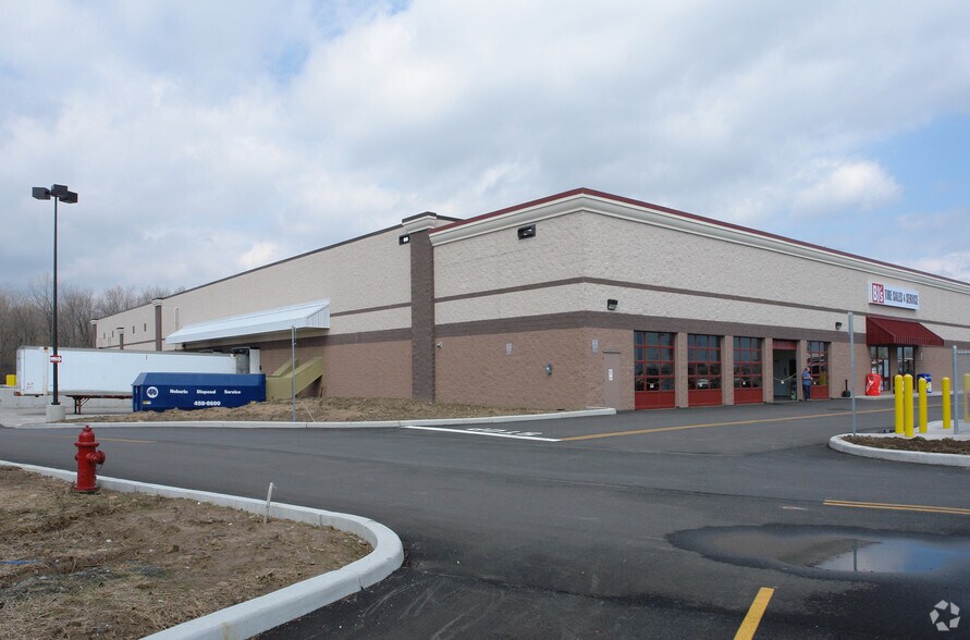 300 Bellwood Dr, Rochester, NY for sale - Building Photo - Image 2 of 5