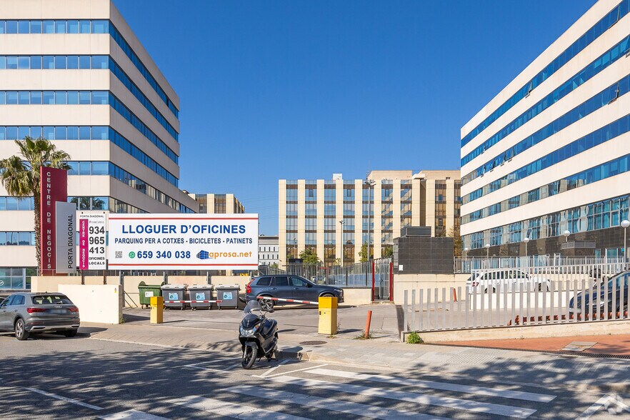 Carrer de la Constitució, 4, Sant Just Desvern, Barcelona for lease - Primary Photo - Image 1 of 5