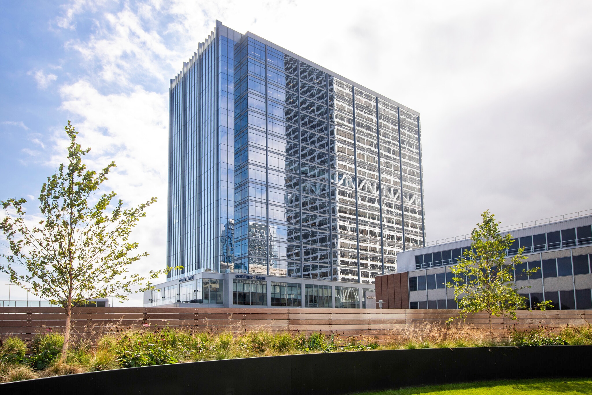 833 E Michigan St, Milwaukee, WI for lease Primary Photo- Image 1 of 19