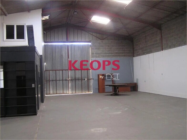 Flex in Saint-Alban for lease - Interior Photo - Image 2 of 4