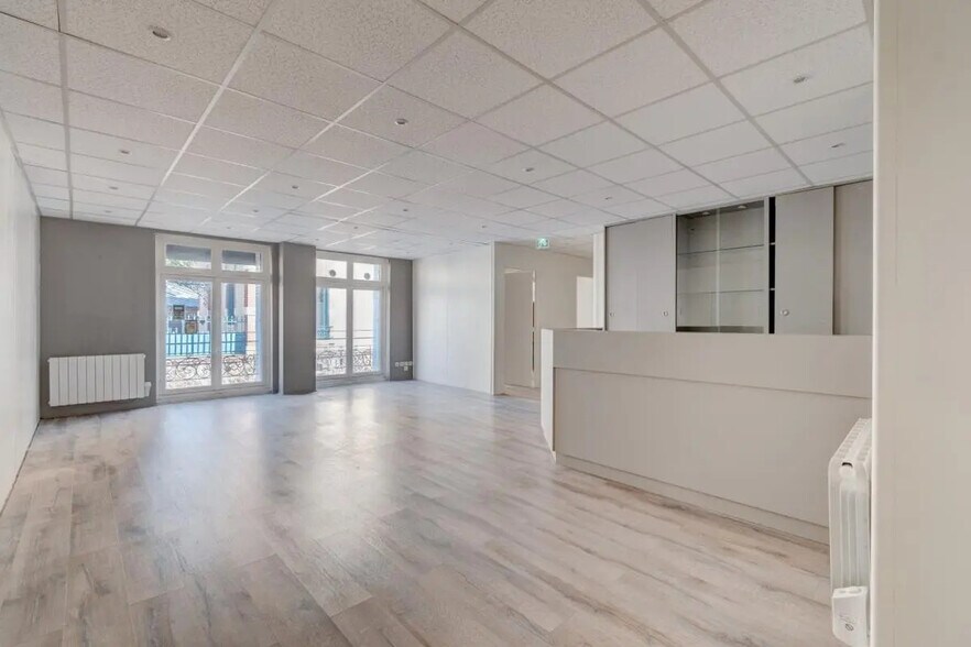 Office in Saint-Germain-en-Laye for lease - Interior Photo - Image 3 of 20