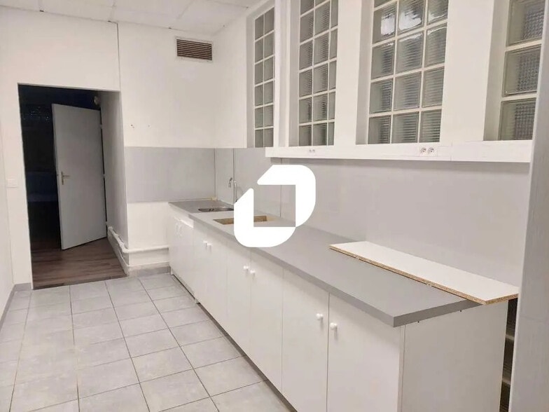 11 Avenue Jean D'Alembert, Trappes for lease - Interior Photo - Image 2 of 8