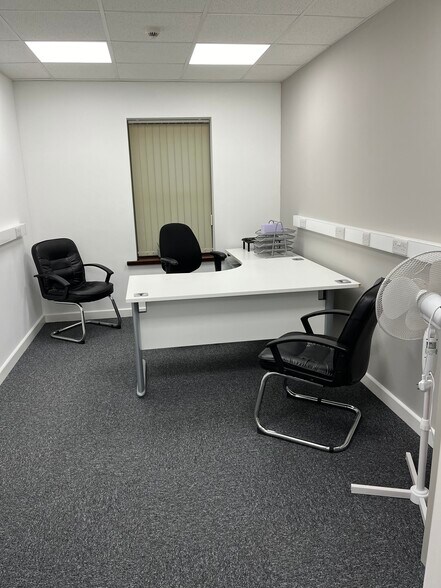 10-16 Victoria Rd, Tamworth à louer - Photo du bâtiment - Image 3 de 7