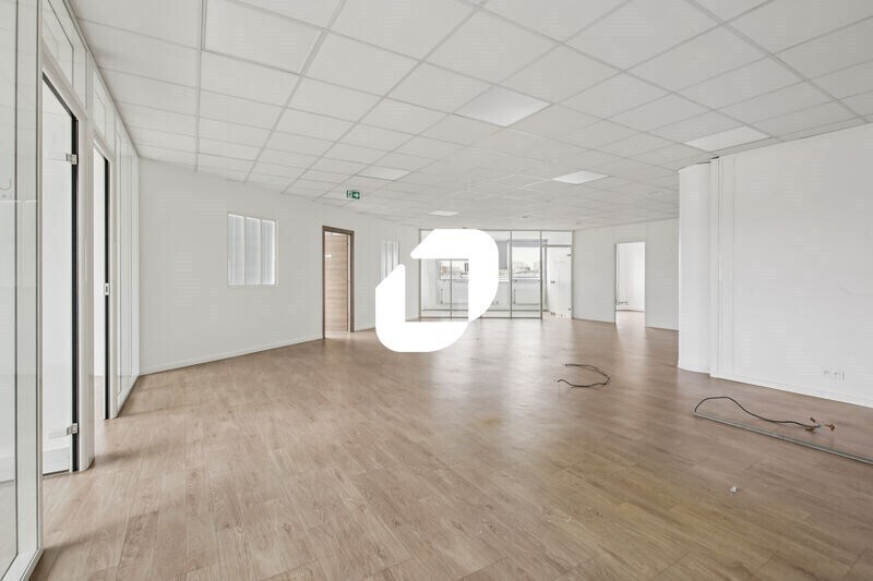 Flex in Nanterre for lease - Interior Photo - Image 2 of 14