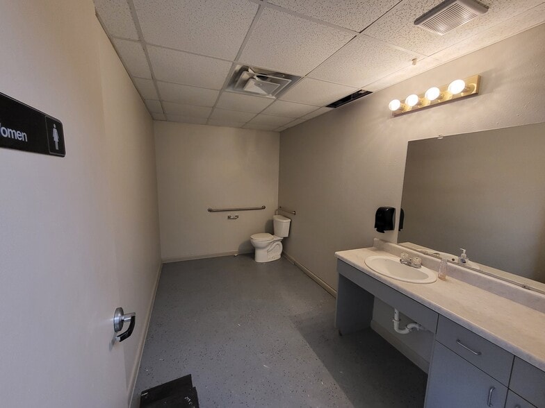13331 Western Oak, Helotes, TX for lease - Building Photo - Image 2 of 4