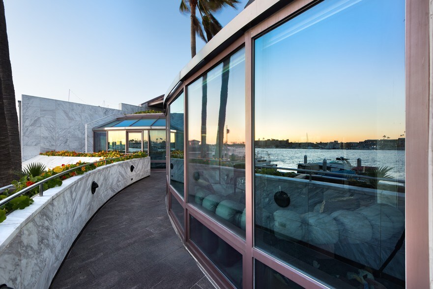 504 S Bay Front, Newport Beach, CA à louer - Photo du bâtiment - Image 2 de 13