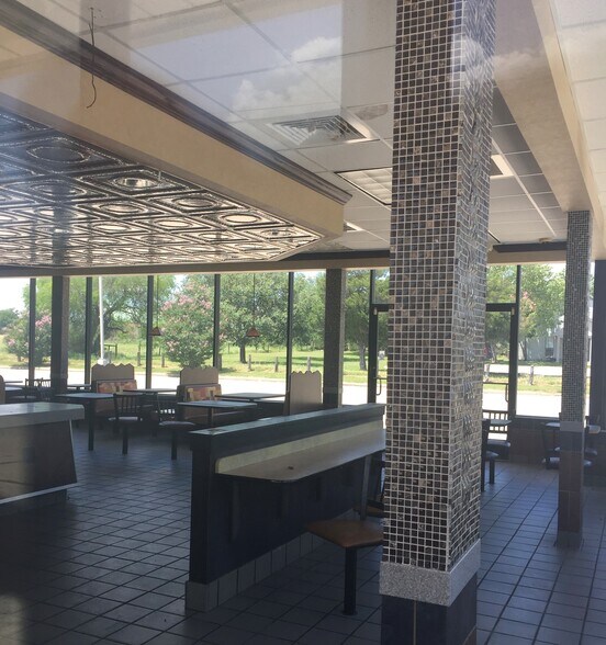 718 N US Highway 77, Schulenburg, TX à vendre - Photo intérieure - Image 3 de 4