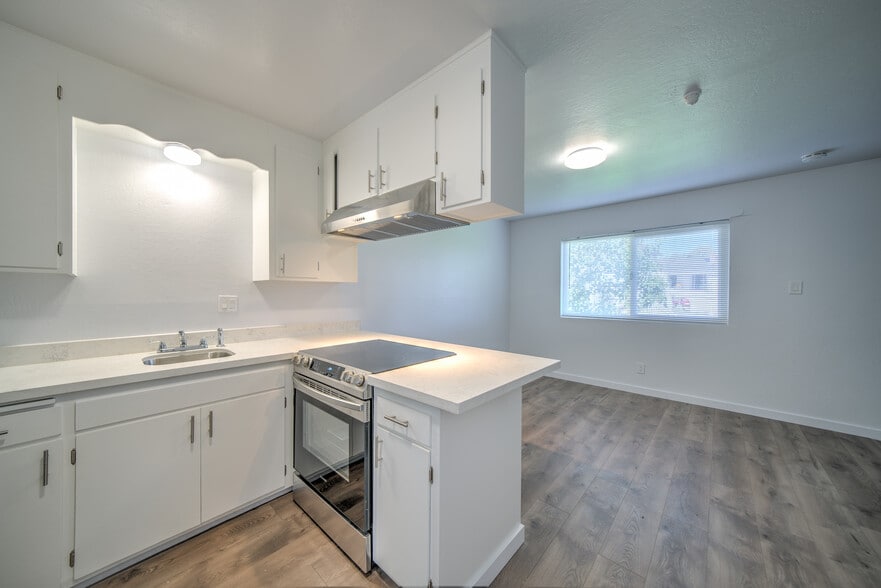 408 Keller St, Petaluma, CA for sale - Interior Photo - Image 2 of 26