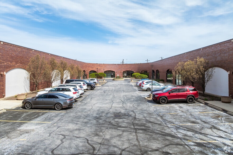 1900-1960 E Devon Ave, Elk Grove Village, IL for lease - Building Photo - Image 2 of 7
