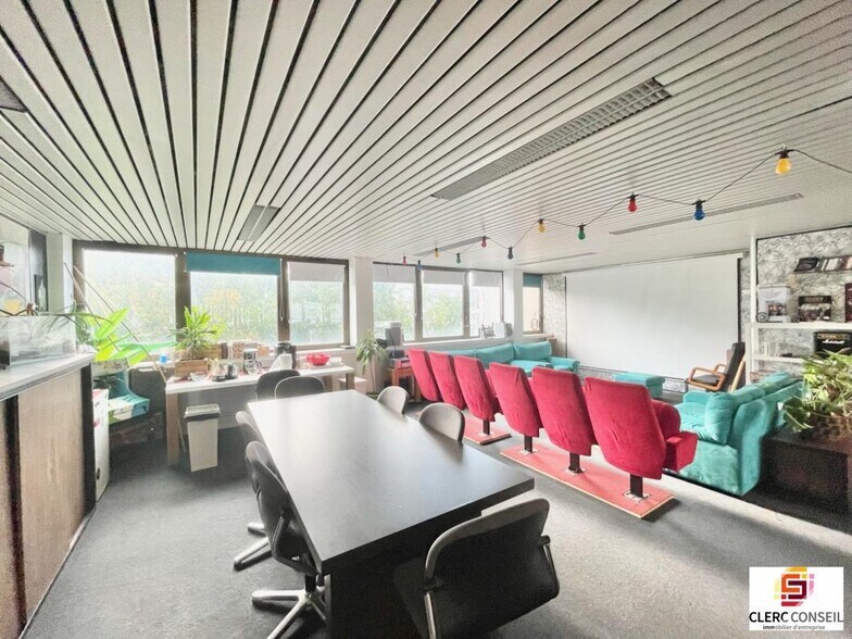 Office in Rouen for lease - Interior Photo - Image 2 of 14