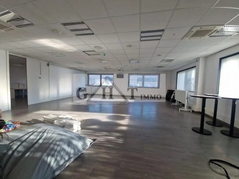 Retail in Ivry-sur-Seine for lease - Building Photo - Image 3 of 6