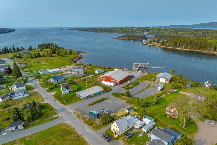 88 Sargent St, Winter Harbor, ME à vendre - Photo du bâtiment - Image 1 de 16