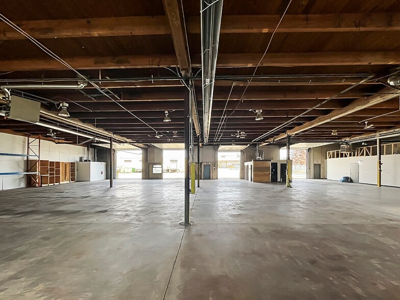 11318-11320 143rd St NW, Edmonton, AB for lease - Building Photo - Image 3 of 13