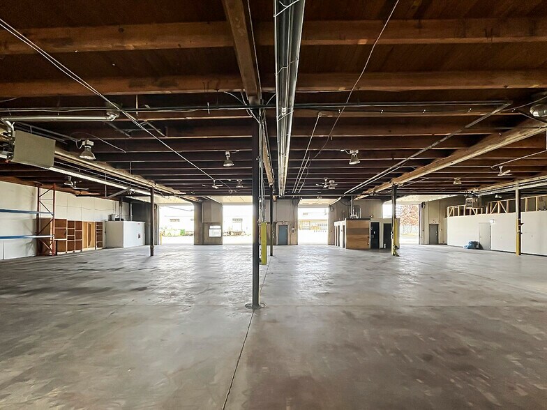 11318-11320 143rd St NW, Edmonton, AB à louer - Photo du bâtiment - Image 3 de 13