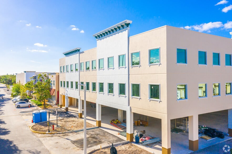 7451 Riviera Blvd, Miramar, FL à louer - Photo du bâtiment - Image 3 de 14