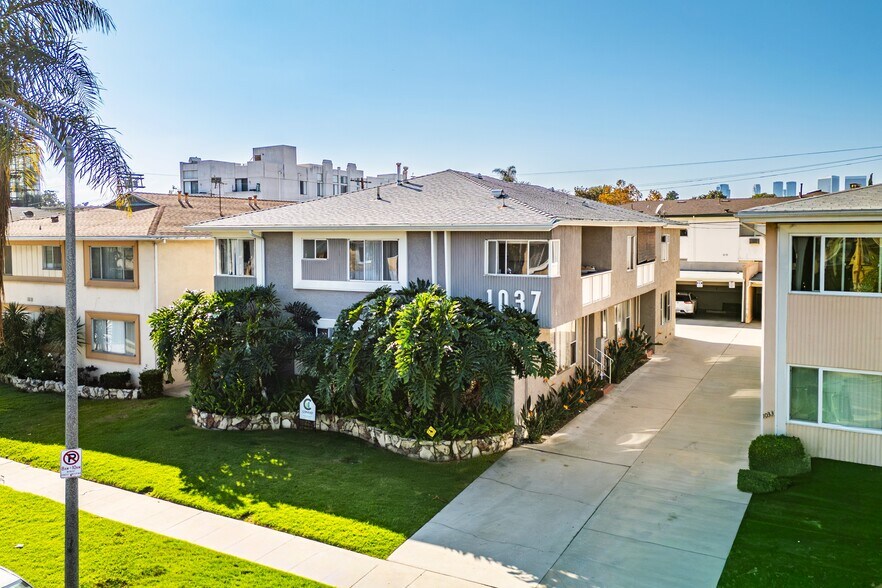 1037 S Holt Ave, Los Angeles, CA à vendre - Photo du bâtiment - Image 2 de 12