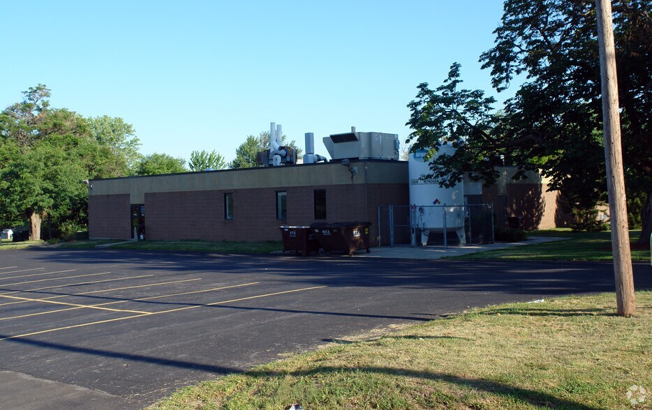 6707 Brooklawn Pky, Mattydale, NY à louer - Photo du bâtiment - Image 2 de 7